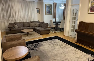 Alquiler de un amplio piso de 3 habitaciones, 100 m², con dos terrazas en Nuevo Belgrado, Serbia